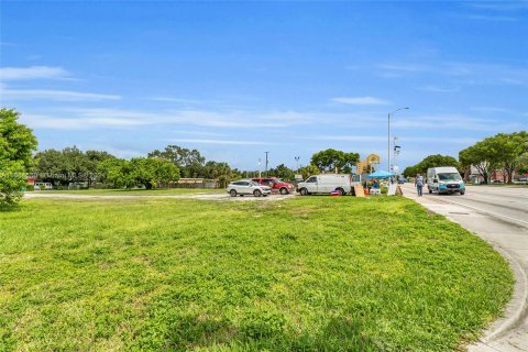 Propiedad comercial en venta en Miami, Florida № 1375757 - foto 11