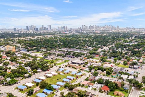 Propiedad comercial en venta en Miami, Florida № 1375757 - foto 20