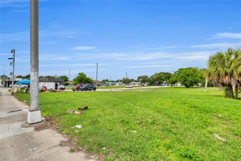 Propiedad comercial en venta en Miami, Florida № 1375757 - foto 12