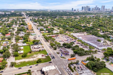 Propiedad comercial en venta en Miami, Florida № 1375757 - foto 17