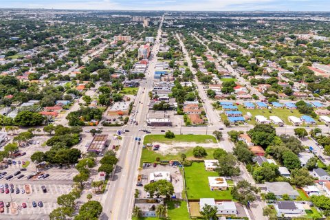 Propiedad comercial en venta en Miami, Florida № 1375757 - foto 13