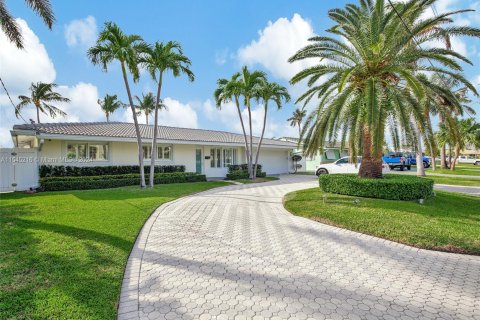 Casa en venta en Pompano Beach, Florida, 3 dormitorios, 185.9 m2 № 1047546 - foto 1
