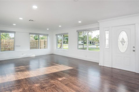 Casa en venta en Margate, Florida, 5 dormitorios, 139.82 m2 № 1021329 - foto 10