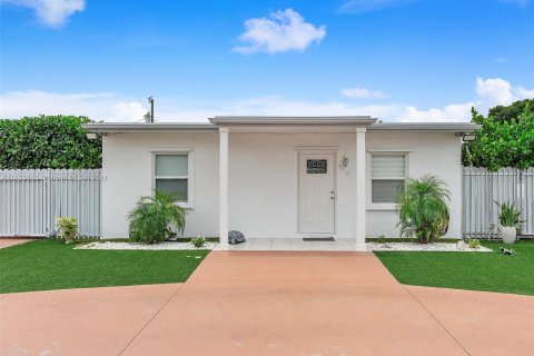 Casa en venta en Miami Gardens, Florida, 2 dormitorios, 66.89 m2 № 1309249 - foto 1