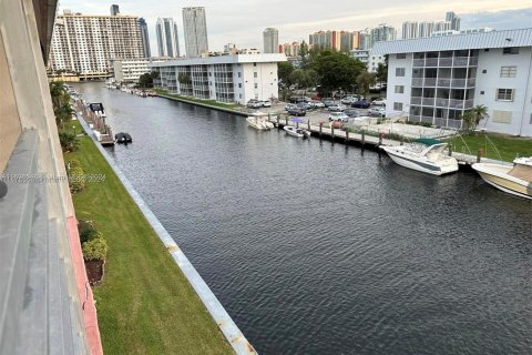 Condo in North Miami Beach, Florida, 1 bedroom  № 1306312 - photo 1