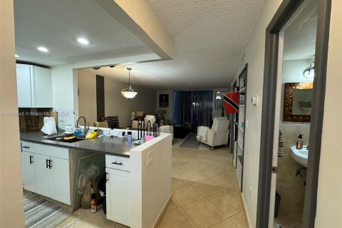 Condo in North Miami Beach, Florida, 1 bedroom  № 1306312 - photo 2