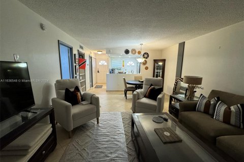 Condo in North Miami Beach, Florida, 1 bedroom  № 1306312 - photo 10