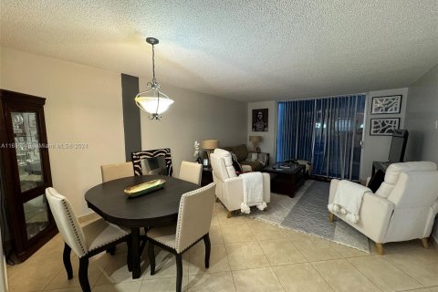 Condo in North Miami Beach, Florida, 1 bedroom  № 1306312 - photo 6