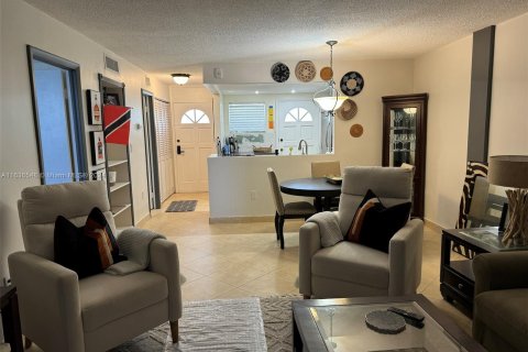 Condo in North Miami Beach, Florida, 1 bedroom  № 1306312 - photo 4