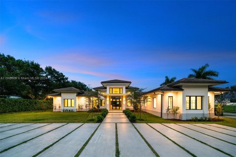 Villa ou maison à vendre à Pinecrest, Floride: 6 chambres, 436.18 m2 № 1058671 - photo 1