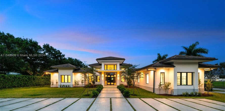 Villa ou maison à Pinecrest, Floride 6 chambres, 436.18 m2 № 1058671
