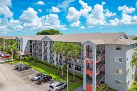 Condominio en venta en Pembroke Pines, Florida, 2 dormitorios, 105.63 m2 № 1405905 - foto 2