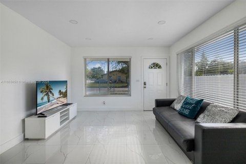 Immobilier commercial à vendre à Miami, Floride: 139.82 m2 № 1354628 - photo 2