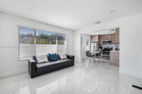 Immobilier commercial à vendre à Miami, Floride: 139.82 m2 № 1354628 - photo 4