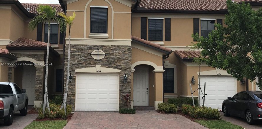 Townhouse in Hialeah, Florida 4 bedrooms, 173.63 sq.m. № 1356686