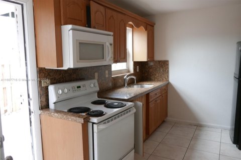 Townhouse in Miami, Florida 2 bedrooms, 100.8 sq.m. № 1232061 - photo 13