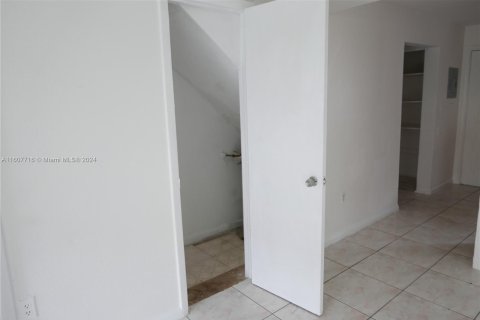 Townhouse in Miami, Florida 2 bedrooms, 100.8 sq.m. № 1232061 - photo 16