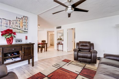 Condo in Tamarac, Florida, 2 bedrooms  № 1061222 - photo 30