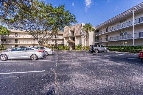 Condo in Tamarac, Florida, 2 bedrooms  № 1061222 - photo 9