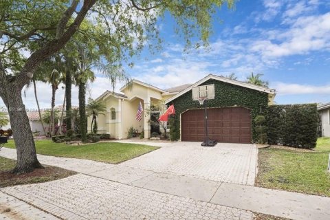 House in Weston, Florida 5 bedrooms, 269.88 sq.m. № 1074384 - photo 2