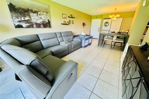 Condo in Miami, Florida, 1 bedroom  № 1370656 - photo 1