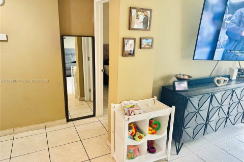 Condo in Miami, Florida, 1 bedroom  № 1370656 - photo 6