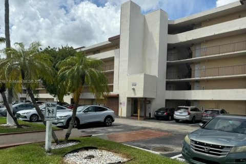 Condo in Miami, Florida, 1 bedroom  № 1370656 - photo 12