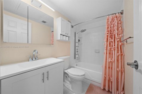 Condo in Hollywood, Florida, 1 bedroom  № 1320644 - photo 19