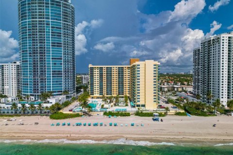 Condo in Hollywood, Florida, 1 bedroom  № 1320644 - photo 1