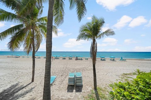 Condo in Hollywood, Florida, 1 bedroom  № 1320644 - photo 25