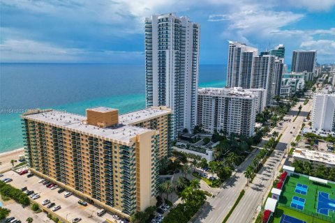 Condo in Hollywood, Florida, 1 bedroom  № 1320644 - photo 22