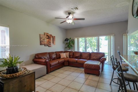 House in Cutler Bay, Florida 4 bedrooms, 193.05 sq.m. № 1320663 - photo 9