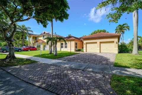 Casa en venta en Cutler Bay, Florida, 4 dormitorios, 193.05 m2 № 1320663 - foto 1