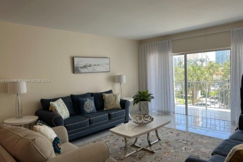 Condo in Sunny Isles Beach, Florida, 2 bedrooms  № 1045024 - photo 1