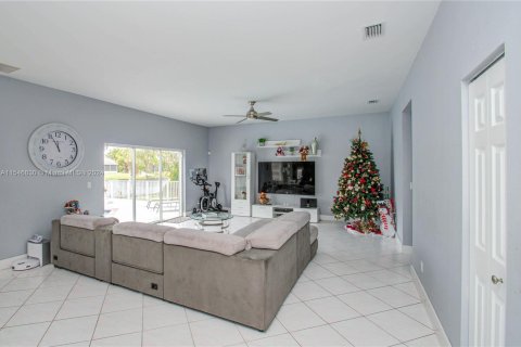 House in Pembroke Pines, Florida 5 bedrooms, 293.11 sq.m. № 1054007 - photo 8