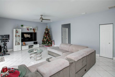 Casa en venta en Pembroke Pines, Florida, 5 dormitorios, 293.11 m2 № 1054007 - foto 11