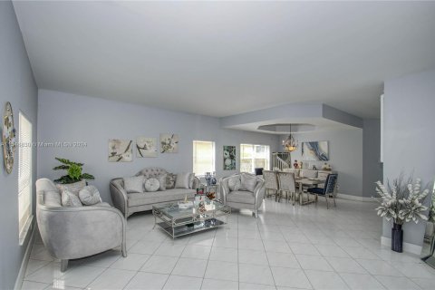 House in Pembroke Pines, Florida 5 bedrooms, 293.11 sq.m. № 1054007 - photo 4
