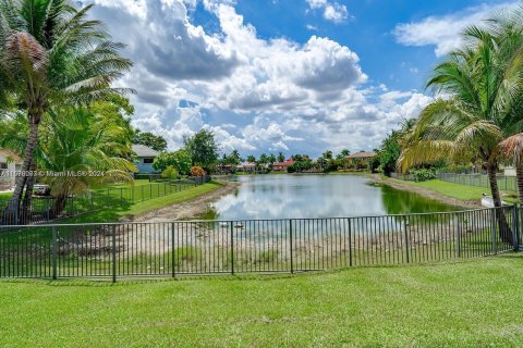 House in Miramar, Florida 7 bedrooms, 352.66 sq.m. № 1404538 - photo 23