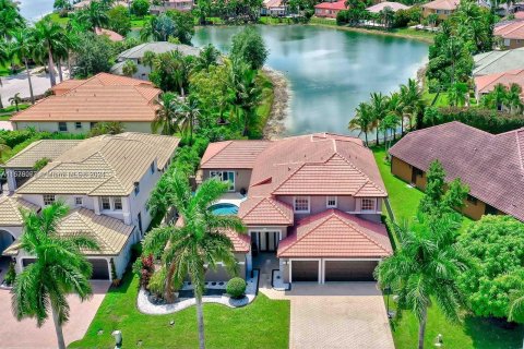 Villa ou maison à vendre à Miramar, Floride: 7 chambres, 352.66 m2 № 1404538 - photo 1