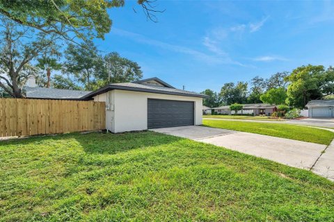 House in Tampa, Florida 4 bedrooms, 186.55 sq.m. № 1402447 - photo 12