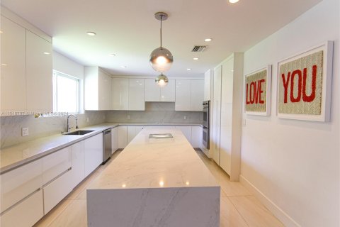 House in Key Biscayne, Florida 5 bedrooms, 337.98 sq.m. № 1240678 - photo 4