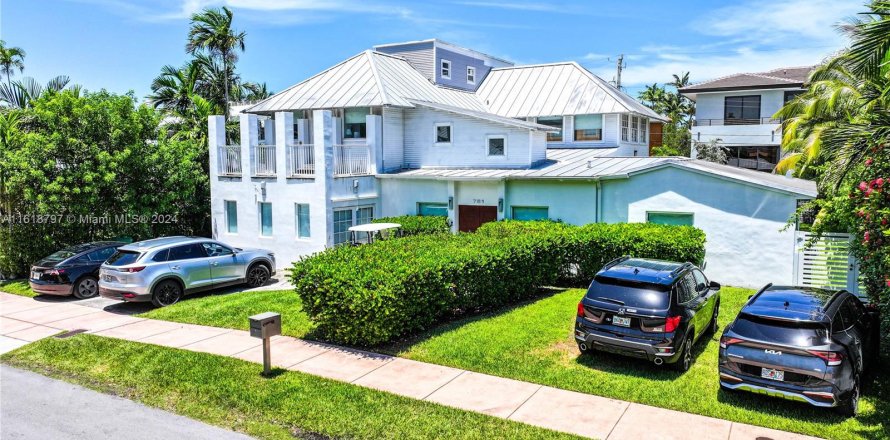 House in Key Biscayne, Florida 5 bedrooms, 337.98 sq.m. № 1240678