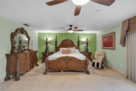 Casa en venta en Hialeah Gardens, Florida, 4 dormitorios, 361.58 m2 № 1030983 - foto 29