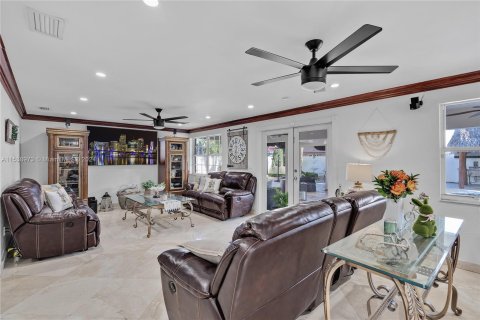 Casa en venta en Hialeah Gardens, Florida, 4 dormitorios, 361.58 m2 № 1030983 - foto 15