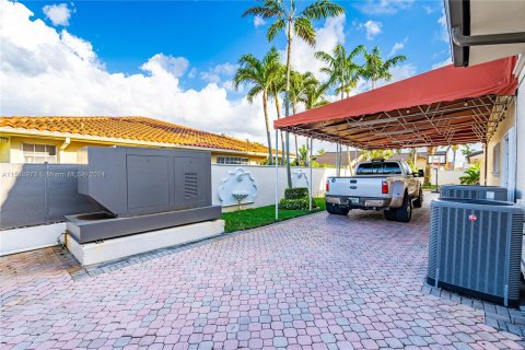 Villa ou maison à vendre à Hialeah Gardens, Floride: 4 chambres, 361.58 m2 № 1030983 - photo 10