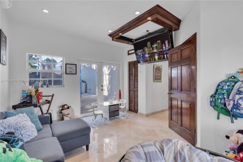 Casa en venta en Hialeah Gardens, Florida, 4 dormitorios, 361.58 m2 № 1030983 - foto 21