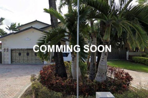 House in Hialeah Gardens, Florida 4 bedrooms, 361.58 sq.m. № 1030983 - photo 1