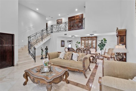 Villa ou maison à vendre à Hialeah Gardens, Floride: 4 chambres, 361.58 m2 № 1030983 - photo 11