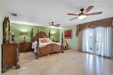 Casa en venta en Hialeah Gardens, Florida, 4 dormitorios, 361.58 m2 № 1030983 - foto 28