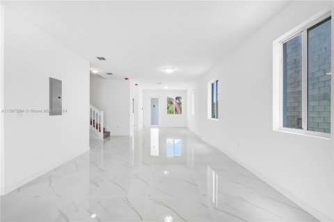 Adosado en venta en Miami, Florida, 5 dormitorios, 233.93 m2 № 1428160 - foto 5